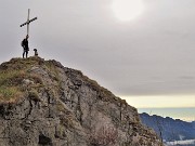 41 Alla croce dell'anticima rocciosa